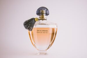 Perfumy gdzie psikać? Zasady używania perfum. Perfumy ile psiknięć?